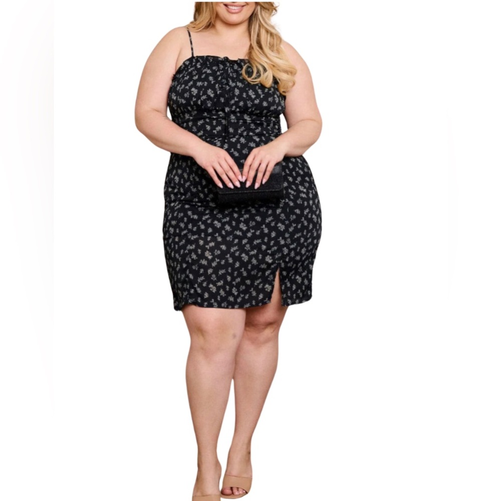 NEW Chic Plus Size Smocked Floral Mini Dress with Slit